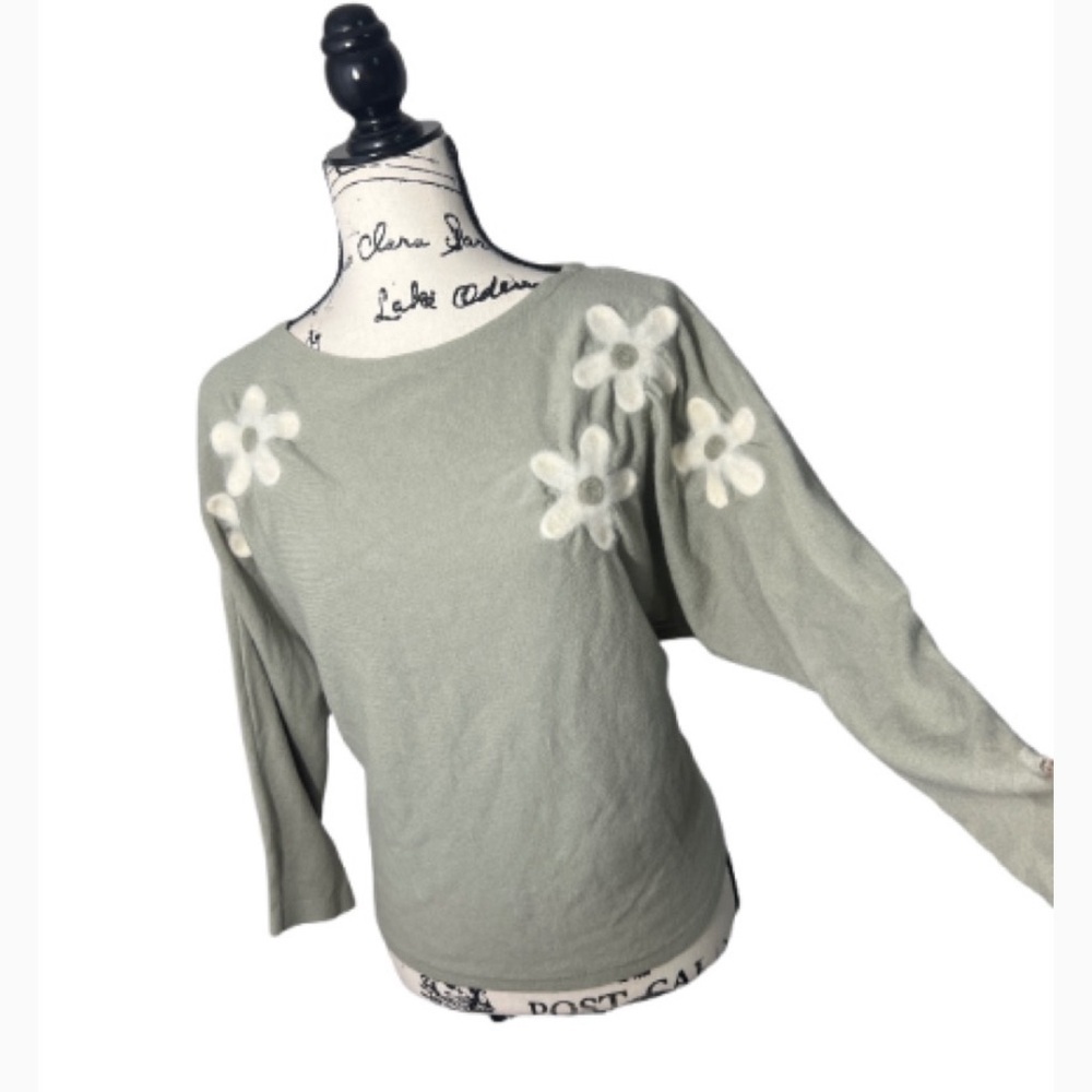 Aaeda Floral Green and Cream Women's Crewneck Sweater - Picture 2 of 8